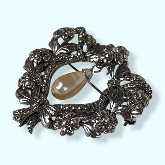 V. Avon "Romantic Renaissance" Faux Pearl Brooch - Picture 3 of 7